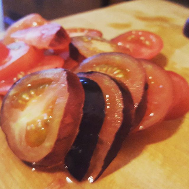 Still #tomatoseason #summerisntoveryet making some #homemadesauce #ilovetomatoes #tomatoes #freshvegetables #slicedtomatoes #freshveggies #icantquityou